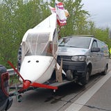 Ein kaputtes Kleinflugzeug auf einUnfall, Autobahnem Autoanhänger auf einer Straße