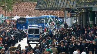 Der HSV-Bus fährt am Bremer Weser-Stadion entlang.