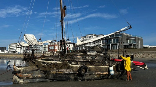 Ein am Weststrand der Insel Norderney gestrandetes Segelschiff.