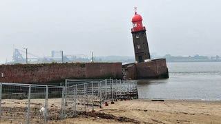 Der Leuchtturm auf der Nordmole in Bremerhaven steht schief, weil diese abgesackt ist.