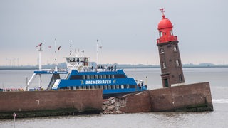 Der Turm auf der Nordmole in Bremerhaven steht schief.