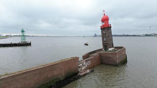 Der Turm auf der Nordmole in Bremerhaven steht schief.