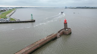 Der Turm auf der Nordmole in Bremerhaven steht schief.