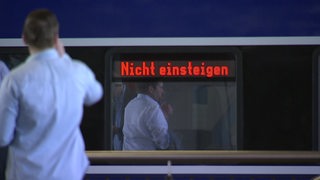 Zu sehen ist die Nordwestbahn mit roter Schrift steht drauf "Nicht einsteigen"