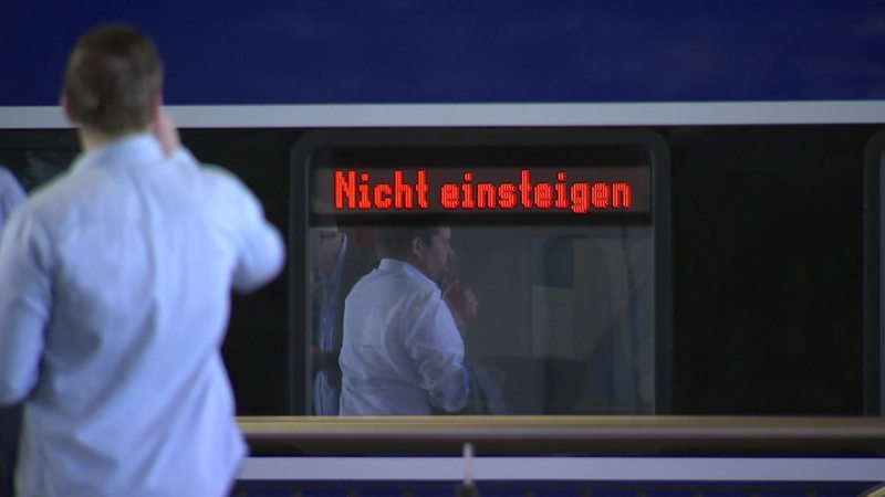 Zu sehen ist die Nordwestbahn mit roter Schrift steht drauf "Nicht einsteigen"
