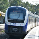 Eine Nordwestbahn hält an einer Station