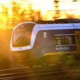Ein Zug der NordWestBahn im Sonnenaufgang.