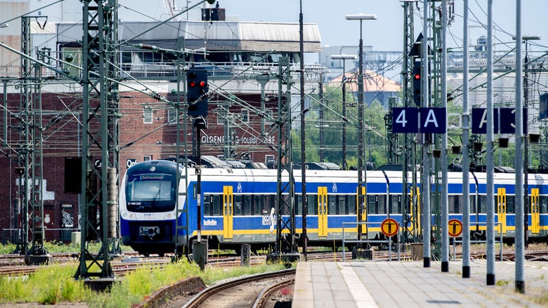 Eine Regio-S-Bahn der NordWestBahn verlässt den Hauptbahnhof in Fahrtrichtung Bremen. 