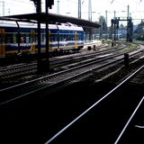 Ein Zug der Nordwestbahn steht an einem Bahnsteig.