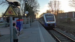 Eine Nordwestbahn fährt in den Bahnhof von Ganderkesee ein.