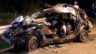 Ein demoliertes Auto nach einem Unfall auf der A1