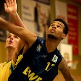 Norris Akbakoko im Basketballtrikot in einem Zweikampf mit einem Gegenspieler
