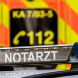 Ein Notarzt-Fahrzeug mit Blaulicht