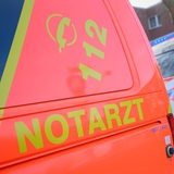 Ein Notarztfahrzeug und ein Rettungswagen stehen an einer Einsatzstelle.