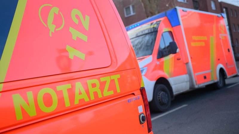Ein Notarztfahrzeug und ein Rettungswagen stehen an einer Einsatzstelle.