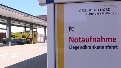 Das Notaufnahmeschild vom Bremer Klinikum und im Hintergrund zwei Krankenwägen.