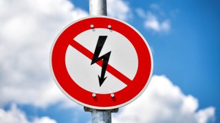 Ein Schild mit einem durchgestrichenen Blitz.