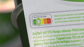 Die Nutri-Score- Anzeige auf der Verpackungsrückseite eines Lebensmittelproduktes.