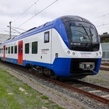 Ein Zug steht auf einem Abstellgleis.