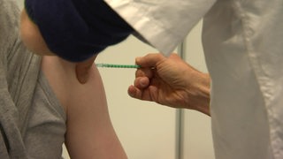Der Oberarm einer Person, die geimpft wird.