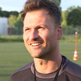 FCO-Trainer Marcel Brendel lächelt während eines Interviews mit dem Sportblitz