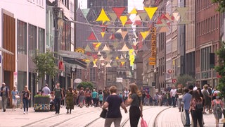 Viele Menschen laufen durch die Obernstraße in der Bremer Innenstadt.