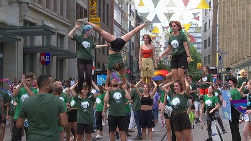 Straßenkünstler ziehen mit einer Zirkusparade unter dem Motto "Zauberhafte City" durch die Obernstraße.