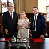 Drei Politiker stehen im Bremer Rathaus.