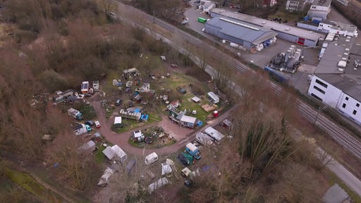 Eine Luftaufnahme der geduldeten Bauwagensiedlung "Oelhafen" im Waller Kleingartengebiet