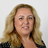 Özlem Ünsal schaut in eine Kamera. Ünsal soll neue Bremer Bausenatorin werden.