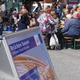 Menschen auf Bänken