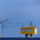 Kastenförmige Konverterplattform steht in der Ostsee vor Rügen