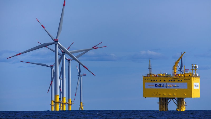 Kastenförmige Konverterplattform steht in der Ostsee vor Rügen