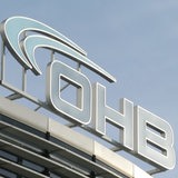 Das Logo der Firma "OHB" auf einem ihrer Gebäude.