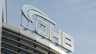 Das Logo der Firma "OHB" auf einem ihrer Gebäude.