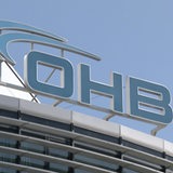 Das Logo der OHB auf dem Dach des Bürogebäudes in Bremen
