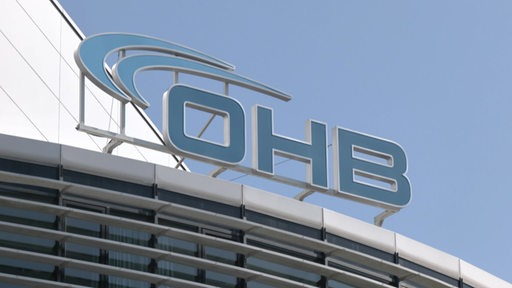 Das Logo der OHB auf dem Dach des Bürogebäudes in Bremen