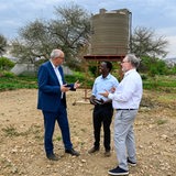 Auf dem Bild sind Bürgermeister Bovenschulte und Geschäftsführer von Hansewasser, Ekkehard Siering, im Gespräch mit einem Mitarbeiter der Farm. 