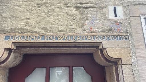 Inschrift am Haus in der Spiekerbart-Gasse im Schnoor-Viertel
