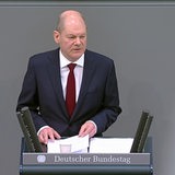 Bundeskanzler Olaf Scholz steht am Rednerpult im Deutschen Bundestag.