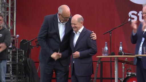 Bürgermeister Bovenschulte und Bundeskanzler Scholz gemeinsam auf der Bühne vor der Wahl in Bremen. 