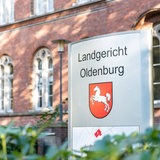 Ein Schild vor dem Landgericht Oldenburg zeigt das niedersächsische Wappen.