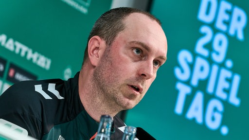 Werder-Trainer Ole Werner spricht bei einer Pressekonferenz.