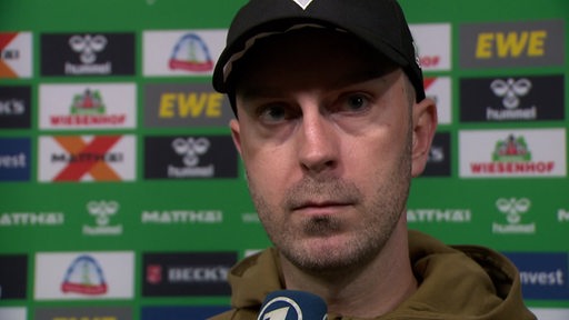 Werder-Coach Ole Werner gibt ein Interview.