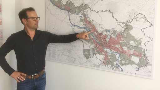 Oliver Ladeur von hanseWasser erläutert das Bremer Kanalnetz