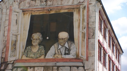 Das Wandgemälde am Rembertikreisel zeigt ein älteres Ehepaar.