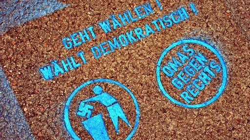 Gesprühte Parole: Geht Wählen! Wählt demokratisch!