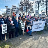 Demonstrantinnen zeigen Schilder mit der Aufschrift "Omas gegen rechts"