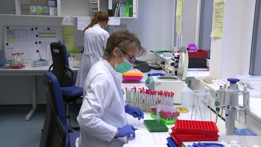 Die Fachärzte des Infektionsepidemiologie LADR Bremen untersuchen im Labor die neue Omikron Mutante. 