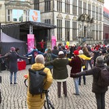 Zahlreiche Menschen bei "One Billion Rising" auf dem Bremer Marktplatz.